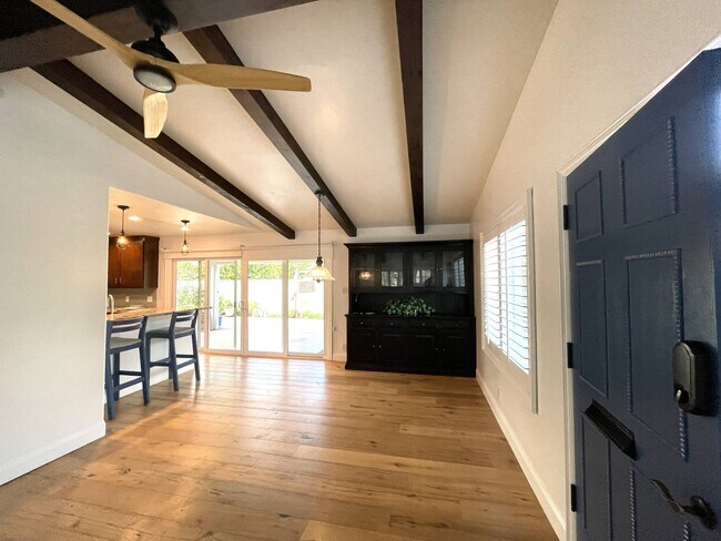 Foto del edificio - 4 bedroom updated West Torrance home