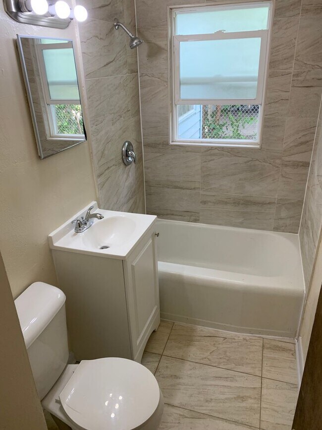 Foto del edificio - 3BR SINGLE FAMILY HOME WITH FULL BASEMENT, GARAGE, YARD AND PARKING. NICE!