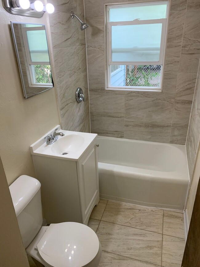 Foto del edificio - 3BR SINGLE FAMILY HOME WITH FULL BASEMENT,...