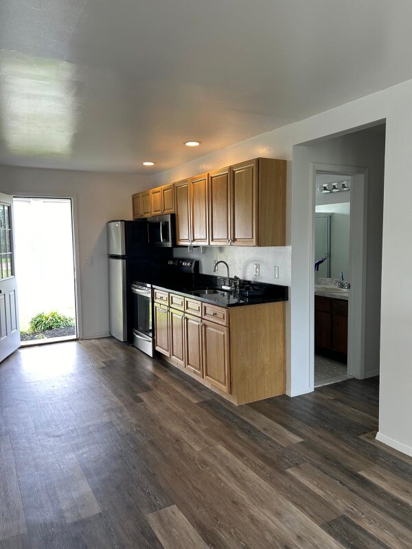 Building Photo - 647 Shore Dr