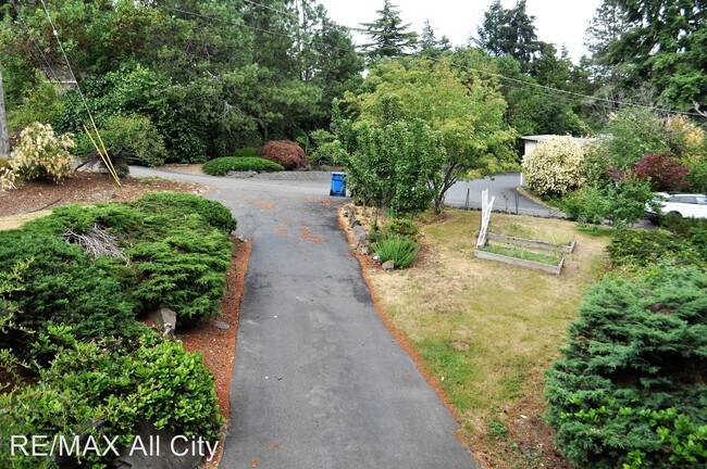 Building Photo - 17055 16th Ave SW