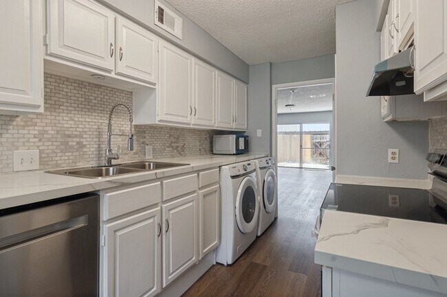 Foto del edificio - 14447 Misty Meadow Ln
