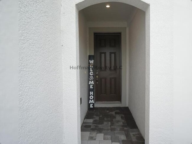Building Photo - Modern 3BR/2.5BA Townhome with 2-Car Garag...