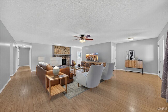 Building Photo - 3909 Golden Hills Dr