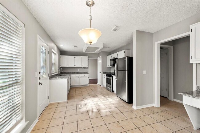Building Photo - 18115 Holly Green Dr