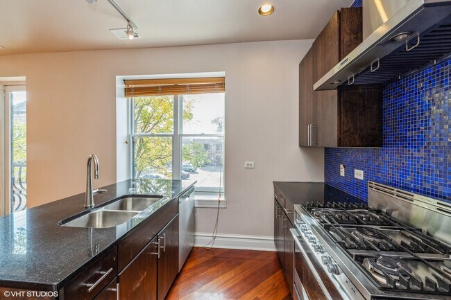 Building Photo - 754 W 33rd St