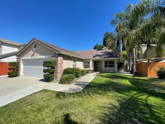 Foto del edificio - Single story home in convenient Salida!