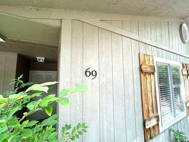 Building Photo - One level 3 bed/2 bath spacious home with ...
