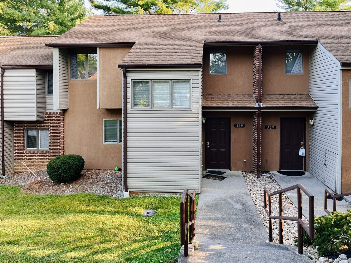 Building Photo - 3 Bedroom 2.5 Bath Townhouse
