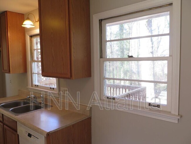 Foto del edificio - 2324 Melody Ln NW