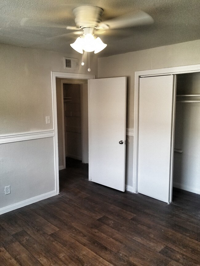 Building Photo - 5610 Royal Palms St
