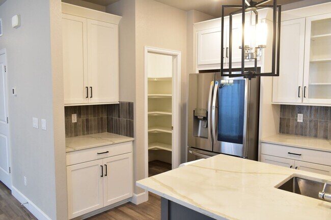 Building Photo - Spacious 3BR Duplex with a full unfinished...