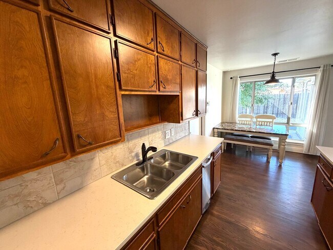 Foto del edificio - Charming 3-Bed, 1-Bath West Sacramento Home – Updated with Solar!