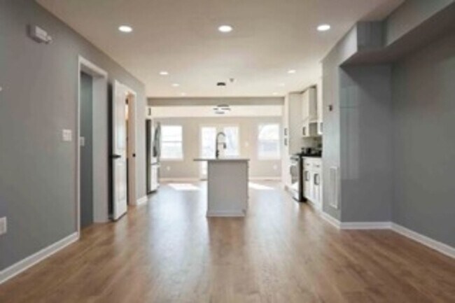 Building Photo - Lovely 3 BR/3.5 BA Townhome in Brentwood!