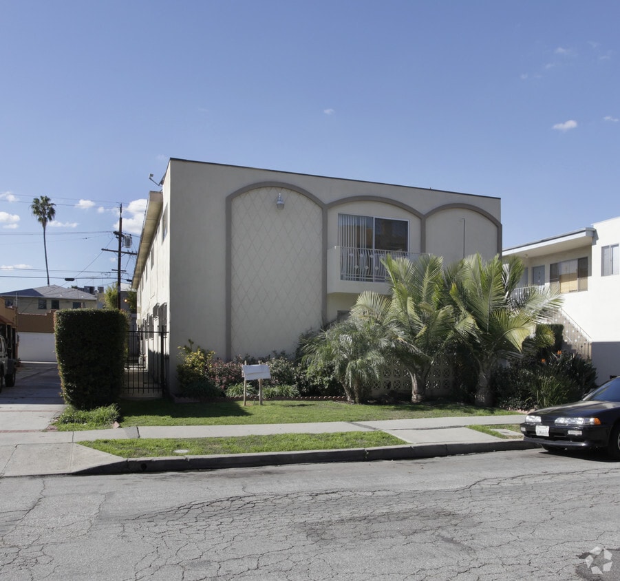 Building Photo - 817 N Hudson Ave