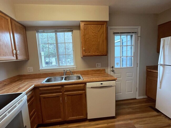 Building Photo - 3426 Queen Anne Way