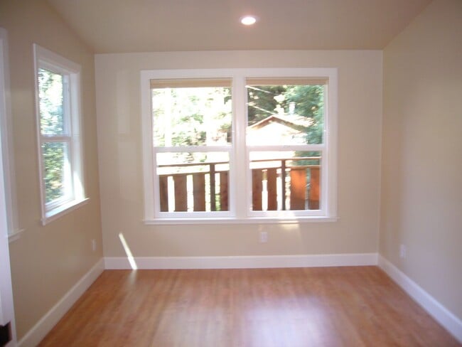 Building Photo - Private One + Bedroom Hilltop Home, Washer/Dryer & Storage