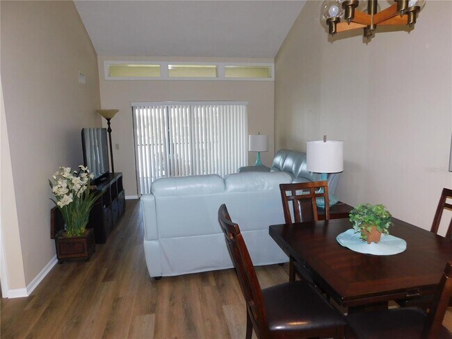Foto del edificio - 250 Woodlake Wynde
