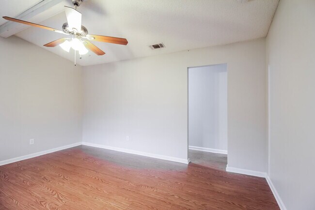 Foto del edificio - 8442 Finwood Ave