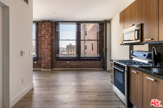 Building Photo - 460 S Spring St