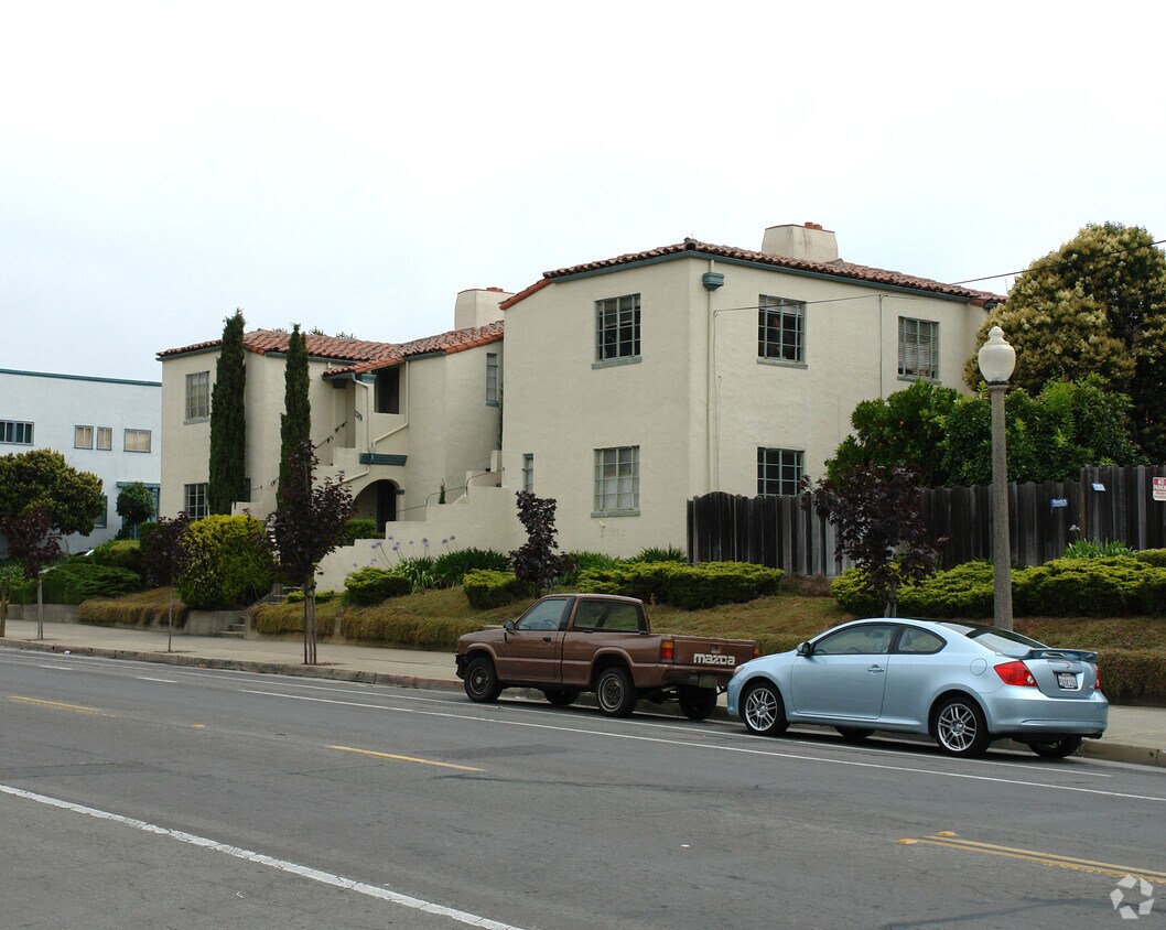 Building Photo - 1024-1030 Marin St