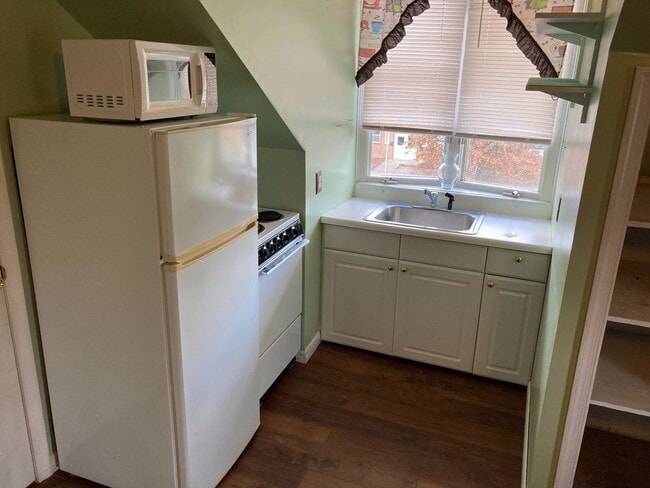 Building Photo - Top Floor Studio Apartment in Havre de Grace