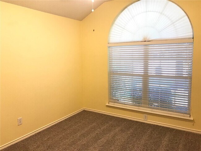 Foto del edificio - 1300 Rosewood Ln