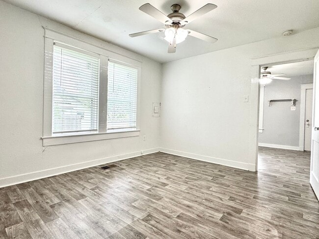 Building Photo - Comfortable Charm on Stumberg Lane – 3 Bed...