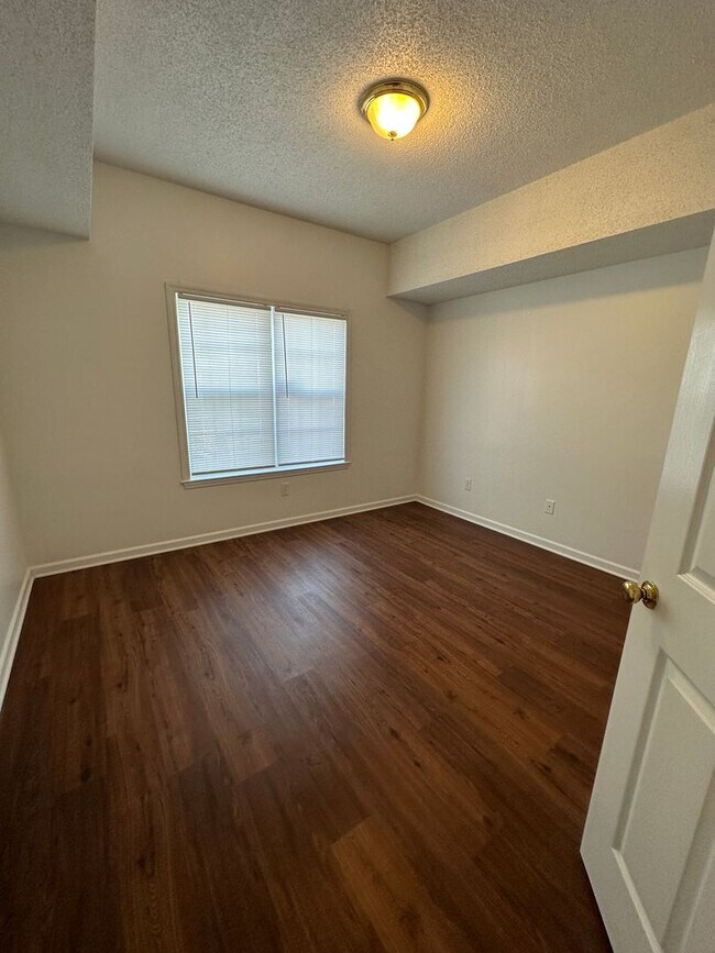 Foto del edificio - 4612 McClelland Dr