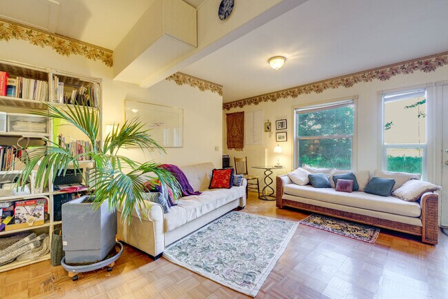 Building Photo - 1421 Landes St