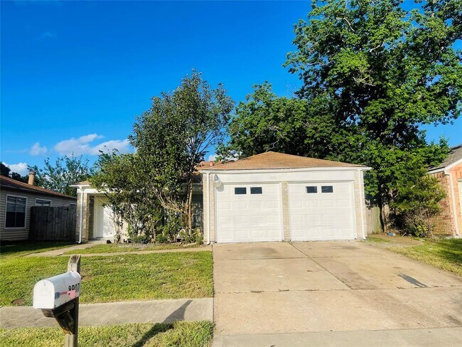 Building Photo - 8907 Kindlewood Dr