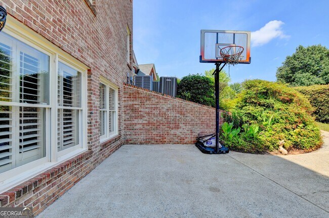 Building Photo - 8910 Pinehurst Cove