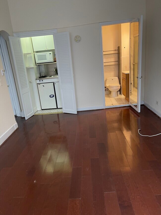 Living kitchen bathroom - 318 Lexington Ave