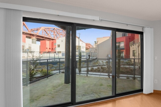 Foto del edificio - McCormick Pier - 1 bed/1 bath w/new paint/...