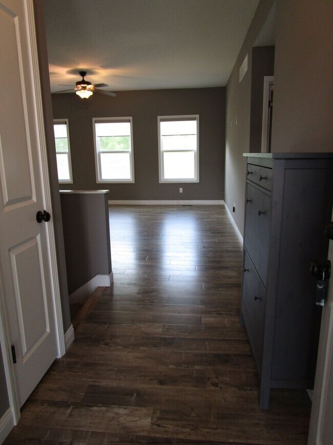Building Photo - 4BR Single Family Home w/ Fenced Yard in S...