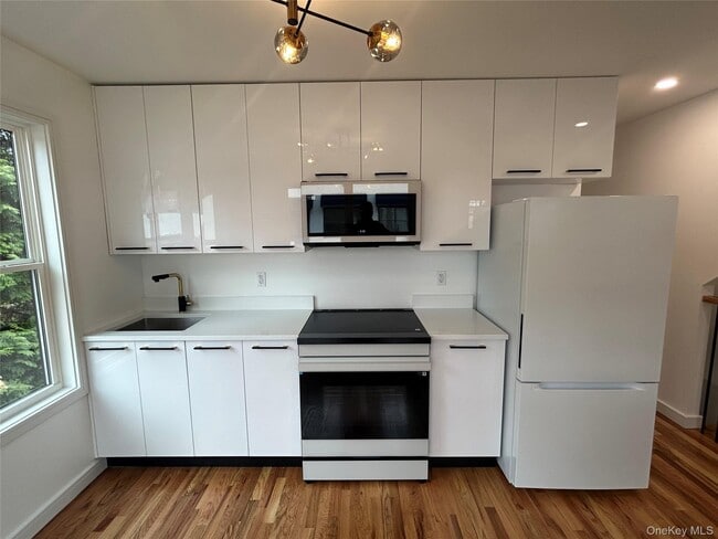 Building Photo - 266 Orange Turnpike