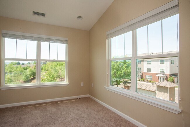 Foto del edificio - 3 Bedroom Townhouse at the Woodlands - END UNIT * only $500 deposit - End Unit