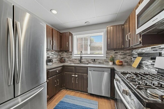 Foto del edificio - 2418 Burr Oak Ave