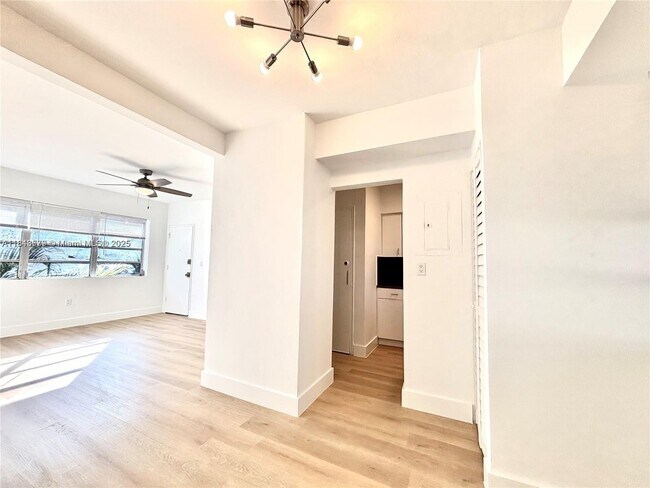Building Photo - 4740 Pine Tree Dr