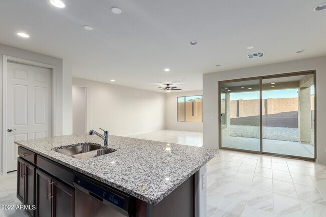 Foto del edificio - 6739 W Allen St