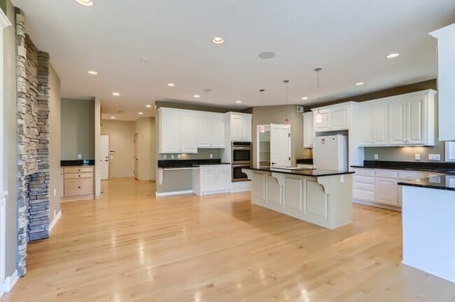 Building Photo - 10710 Crestridge Dr, Minnetonka, MN, 55305