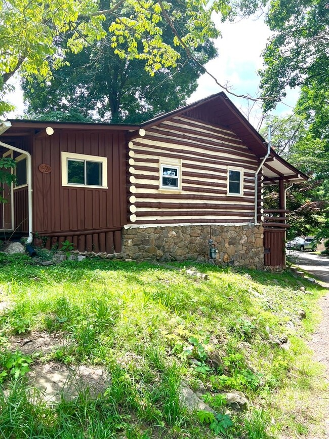 Building Photo - Adorable 1 bedroom 1 bath log cabin in Hom...