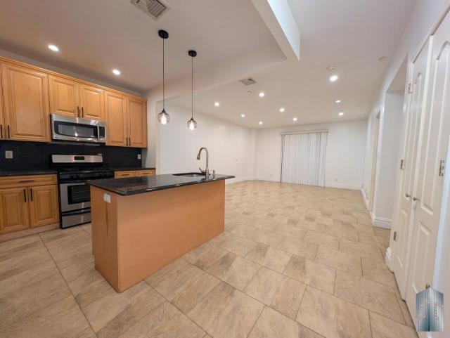 Foto principal - 3 bedroom in BROOKLYN NY 11225