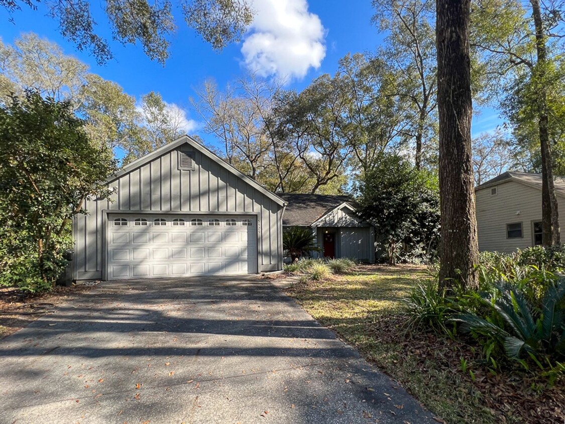 Foto principal - 4BR/2BA w/ Flex Space in Haile Plantation ...