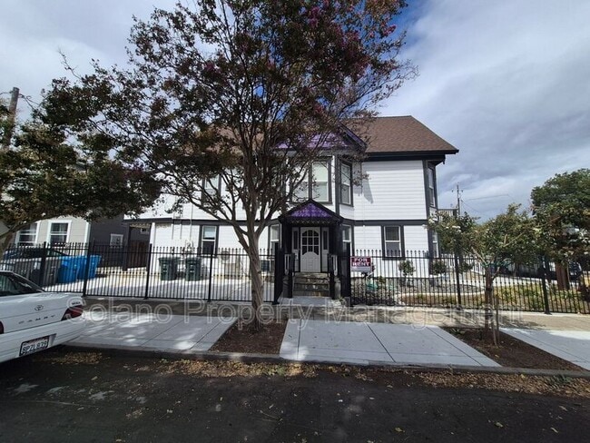 Building Photo - 100 Luzena Ave