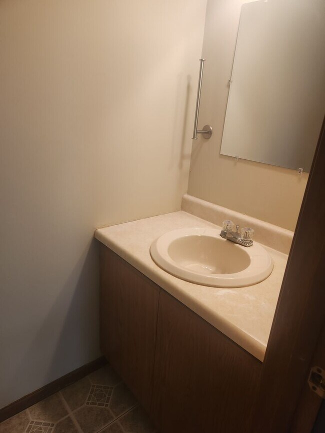 Building Photo - 2 Bedroom Townhouse near Parkview Regional...