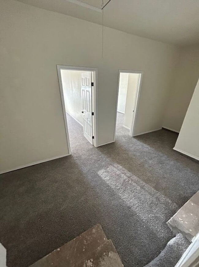 Building Photo - 5 Bedroom Duplex!!