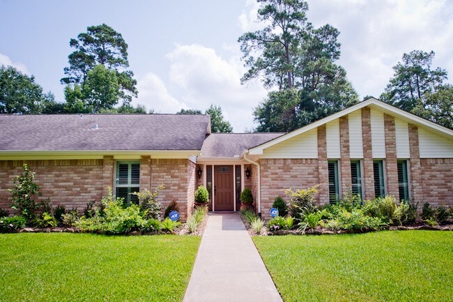 Building Photo - 1103 Pinewood Blvd