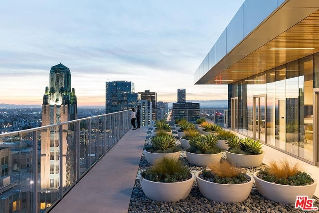 Foto principal - 3033 Wilshire Blvd