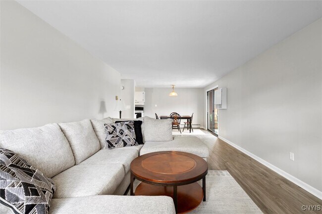 Foto del edificio - 576 Village Blvd N